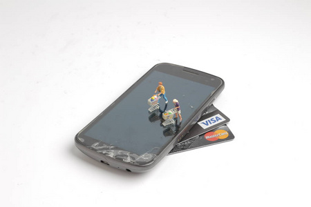 迷你数字购物手机与信用卡