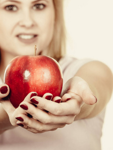 幸福的女人抱着美味的红苹果