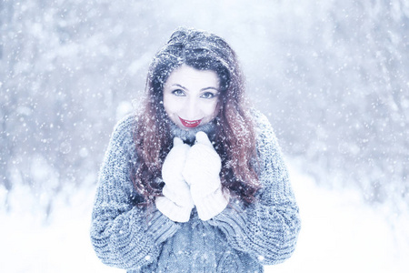 美丽的女孩在美丽的冬天雪