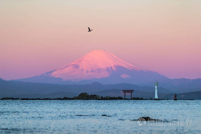 日本神奈川县冢美湾冬季富士山海景