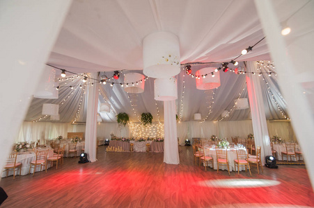 美丽的婚礼大厅和灯光