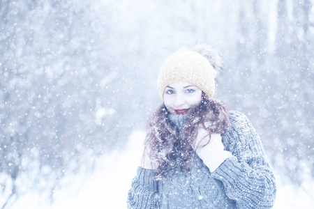 美丽的女孩在美丽的冬天雪