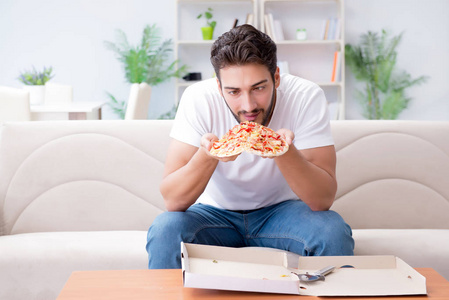 男人吃披萨有在家里放松休息叫外卖