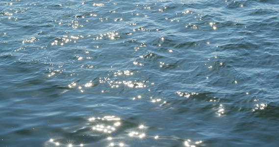 波浪状的水面有美丽的太阳照耀图片