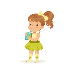 卡通孩子的性格在 t-shirt 与兔子打印和绿色裙子与吊带.