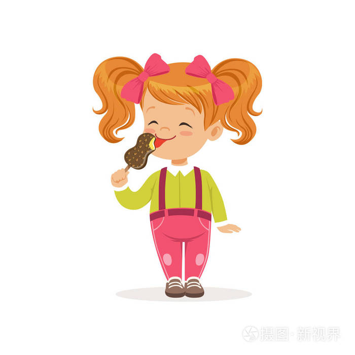 快乐的小孩舔美味的巧克力冰淇淋.