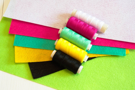 缝纫套装，如何制作毛毡玩具..缝纫概念。彩色毡套。彩色线套