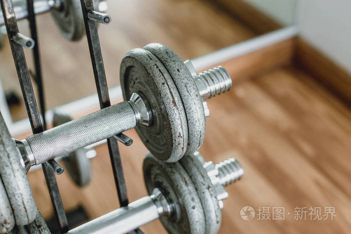 哑铃重量训练手臂肌肉健身器材特写与文字空间