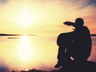 海边男生孤独图片