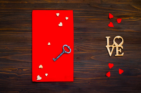 红色信封与心脏和钥匙在木背景, c