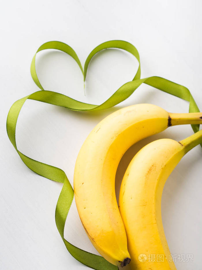 两个香蕉与绿丝带框架