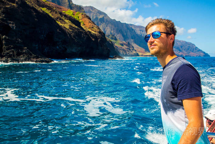 在夏威夷考艾岛上沿着纳帕利悬崖航行的年轻人