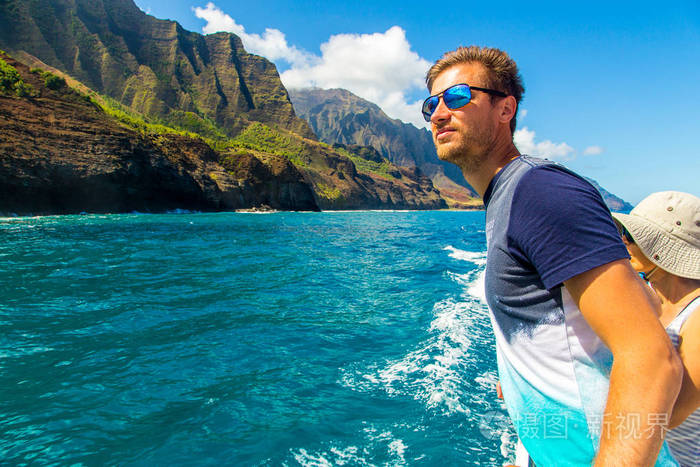 在夏威夷考艾岛上沿着纳帕利悬崖航行的年轻人