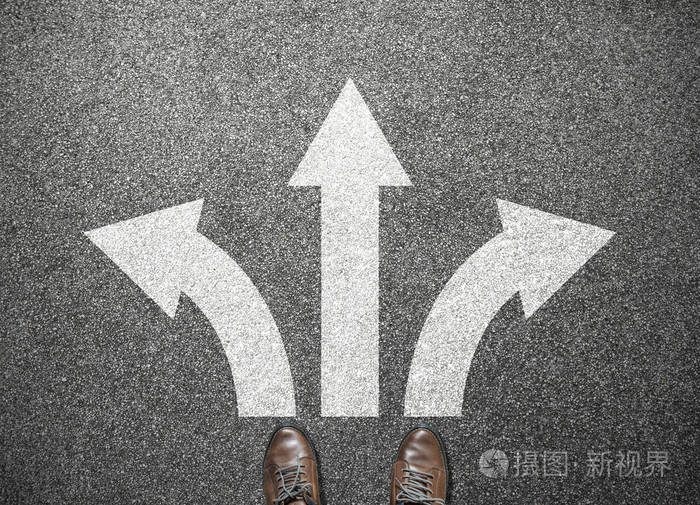 商人鞋站在中间选择成功的道路