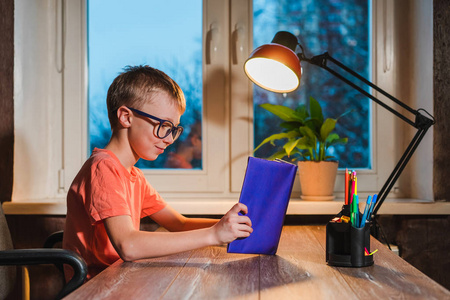 戴眼镜看书图片