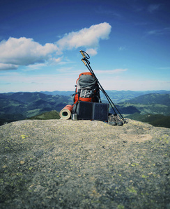 背包里站在一座山