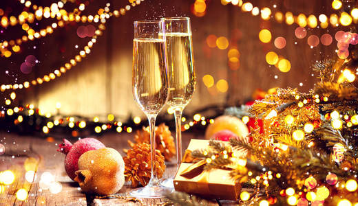 背景模糊的带香槟酒的圣诞庆典