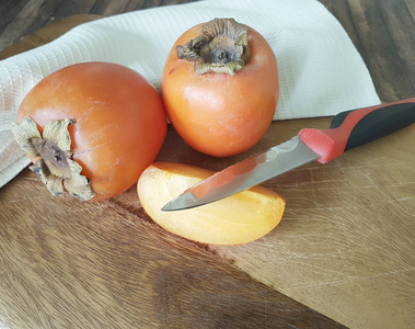 木刀桌上的柿子