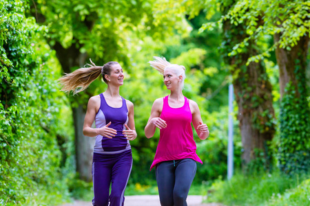 妇女在公园里做运动慢跑