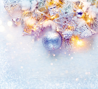 银色圣诞装饰与灯光雪背景
