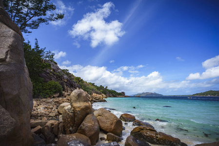 在塞舌尔的海岸上有很多花岗岩
