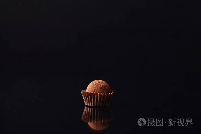 近距离观看黑色甜松露糖果