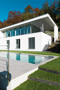 现代白色房子与庭院图片