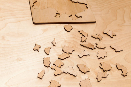 木制拼图躺在木桌上