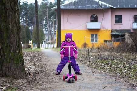 冬天骑摩托车在公园里的小女孩图片
