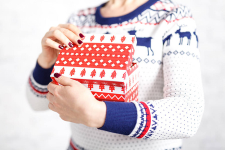 白色背景的女性手圣诞礼品盒