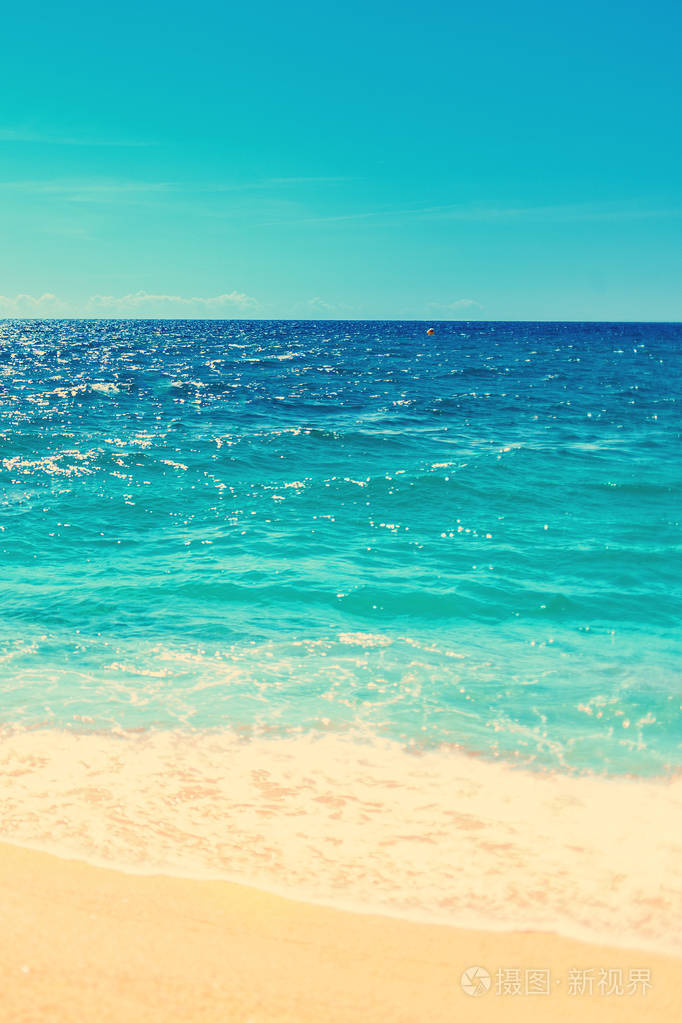 软波的蓝色海洋在沙滩背景与地方文本热带暑假概念