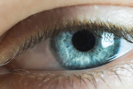 与天的女性灰蓝色眼睛特写镜头照片