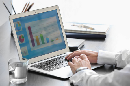 使用笔记本电脑的市场营销经理照片