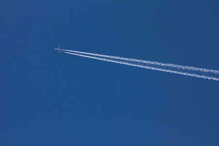 在蓝天上喷射交通喷气式飞机。