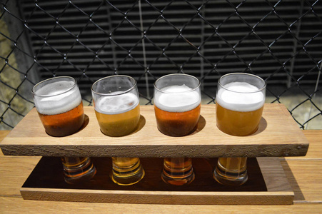 四杯啤酒在木架上图片