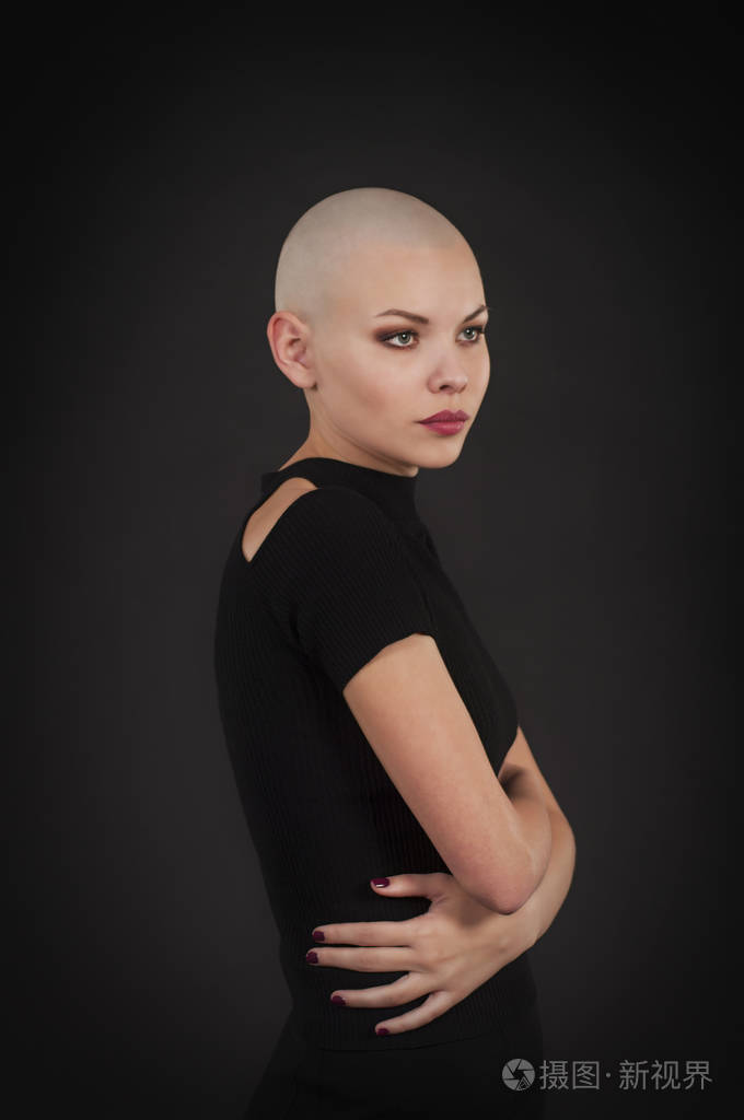 光头女孩的情感肖像