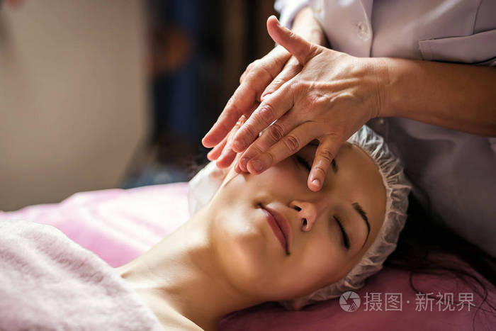 安静的女孩在豪华美容院进行面部按摩