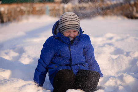 冬天的孩子在冬季的衣服城市外的背景下, 一个下雪的冬季景观