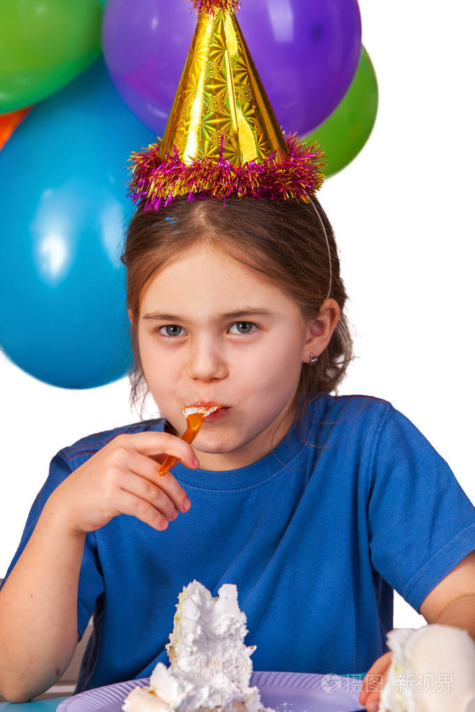 生日孩子庆祝党和吃蛋糕在板材
