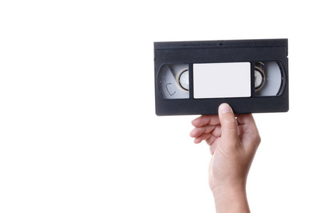 手拿旧的模拟VHS录像带，白色背景