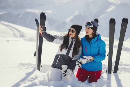 女孩滑雪