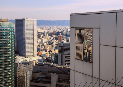 从日本大阪一座摩天大楼的屋顶俯瞰这座城市。 在日本旅行。 日本的建筑。