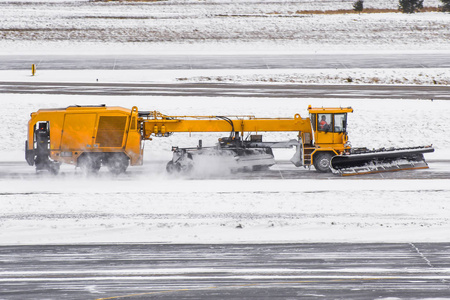 冬季暴风雪期间在路上工作的大型雪耕机
