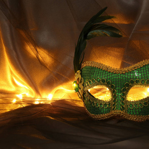 薄纱背景下的高雅绿色威尼斯面具形象