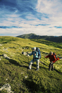 带着背包和帐篷夏天登山活动