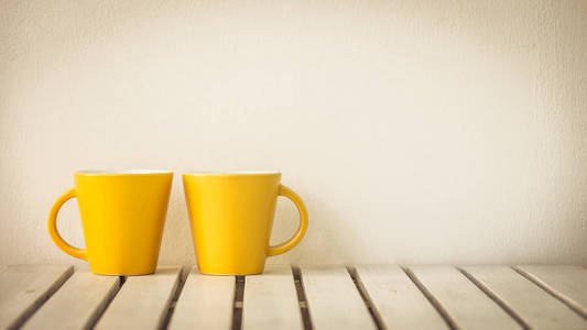 桌子上的黄色咖啡杯，有复制空间