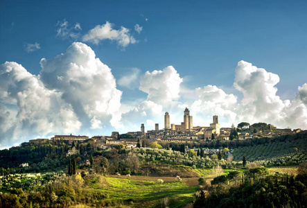 圣吉米尼亚诺中世纪城镇塔楼天际线和乡村景观全景。 意大利托斯卡纳欧洲。