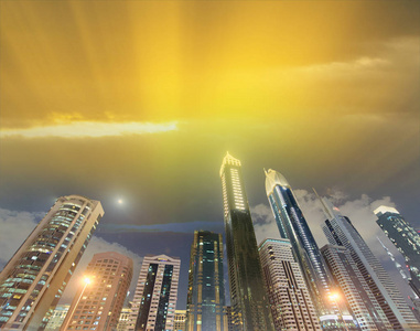 市区天际线沿谢赫扎耶德路在夜间迪拜。