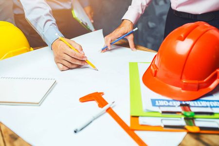 结构工程师团队合作,在办公室讨论世界建筑项目的建筑结构概念.照片