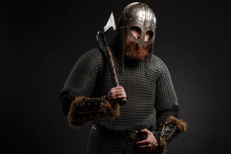 无缝模式中世纪的斧头战锤梅斯雕刻风格的插图与他的斧头的维京人的